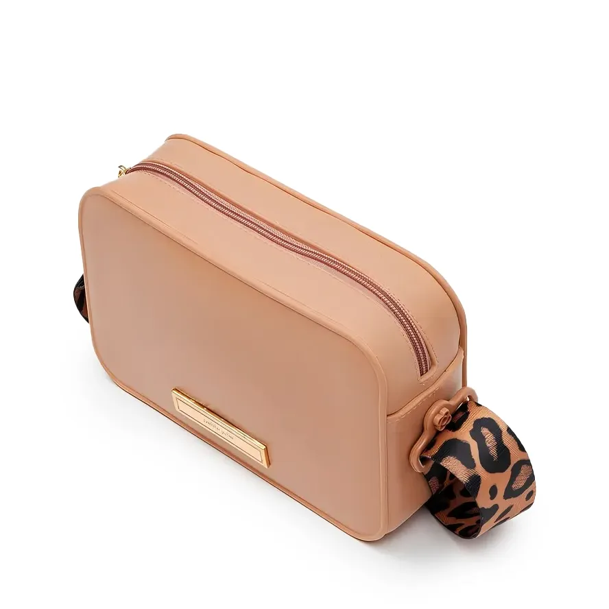 Bolsa Petite Jolie Pop Matte vista superior com zíper duplo dourado e alça larga animal print